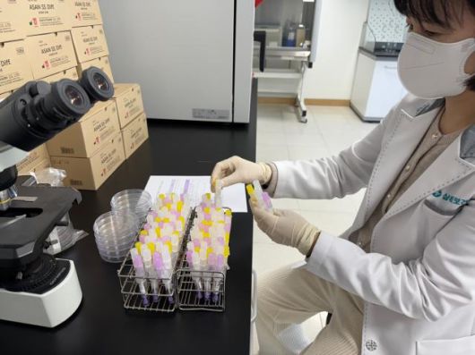 학생의 안전한 급식 환경 조성을 위한 미생물 검사. [사진=삼척시]