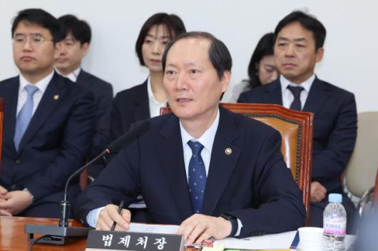 9일 서울 여의도 국회에서 열린 법제사법위원회 전체회의에서 이완규 법제처장이 질의에 답하고 있다. [사진=연합뉴스]