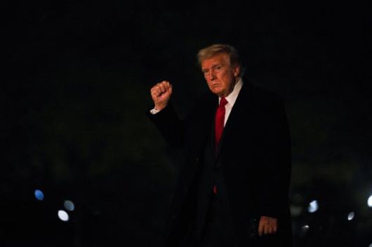 도널드 트럼프 미국 대통령이 13일(현지시간) 워싱턴DC 백악관에 도착해 취재진에 포즈를 취하고 있다. [사진=로이터·연합뉴스]