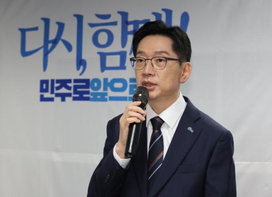 더불어민주당 대권 주자인 김경수 전 경남지사가 14일 서울 영등포구 선거캠프 사무실에서 대통령 집무실과 관련한 입장을 밝히고 있다.[사진=연합뉴스]