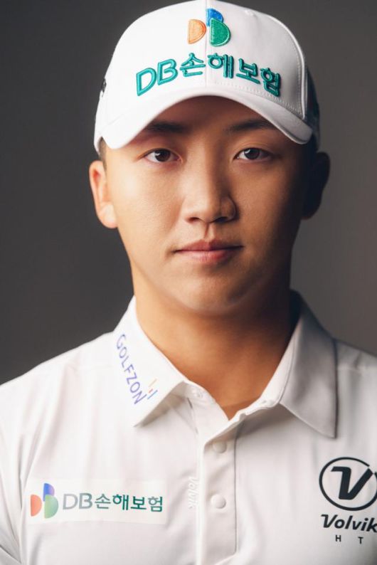 DB손해보험과 계약을 체결한 김홍택. [사진=KPGA]