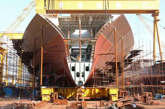 중국 산둥성 웨이하이에 있는 황하이 조선소 조선소에서 작업자들이 건조 중인 선박 근처에서 작업하고 있다. [사진=로이터연합뉴스]