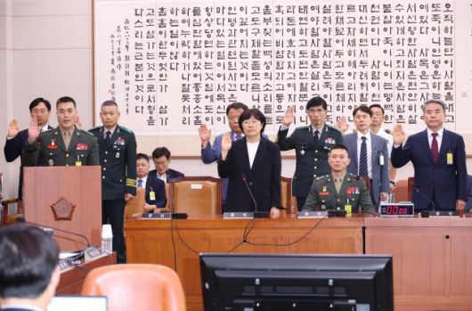 임성근 전 해병대 1사단장이 19일 국회 법제사법위원회에서 열린 윤석열 대통령 탄핵소추안 발의 요청' 국민동의 청원 관련 청문회에서 증인선서를 거부한 채 자리에 앉아 있다. [사진=연합뉴스]