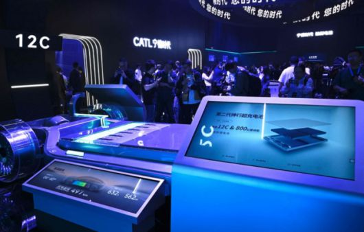 닝더스다이(CATL)가 21일 상하이모터쇼 개막을 앞두고 열린 테크데이 현장에서 초고속 충전 배터리 모델 '싱'을 공개했다. [사진=AFP통신]