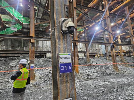 23일 영동대로 지하공간 복합개발사업 3공구 지하 암반 굴착 현장에 고정형 CCTV가 설치돼 있다. [사진=백소희 기자]