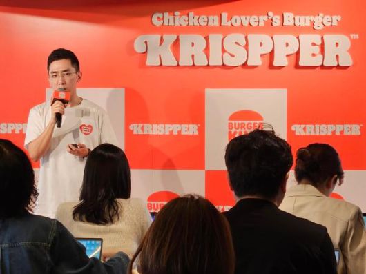 이성하 버거킹 마케팅부문 최고 마케팅 책임자(CMO)가 23일 서울 중구 버거킹 약수점에서 열린 기자간담회에서 신메뉴 크리스퍼와 킹퓨전을 소개하고 있다. [사진=홍승완 기자]