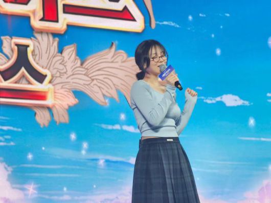 넷마블 세븐나이츠 리버스 프리뷰 데이에서 가수 비비는 ‘더 뉴 세븐나이츠 송’과 자신의 히트곡 ‘밤양갱’을 불렀다.[사진=선재관 기자]