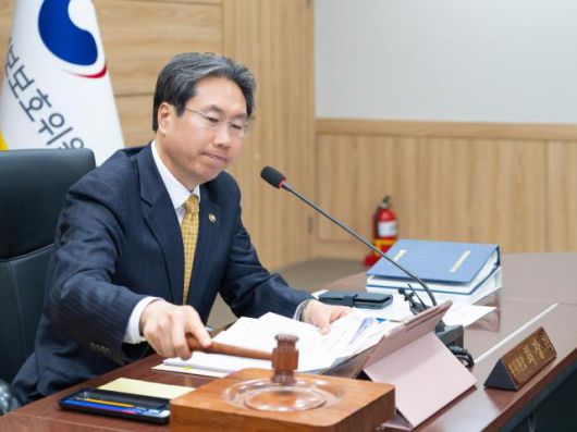 최장혁 개인정보보호위원회 부위원장이 지난 23일 오후 서울 종로구 정부서울청사에서 개최된 2025년 제9회 개인정보보호위원회 전체회의에서 의사봉을 두드리고 있다.[사진=개인정보보호위원회]