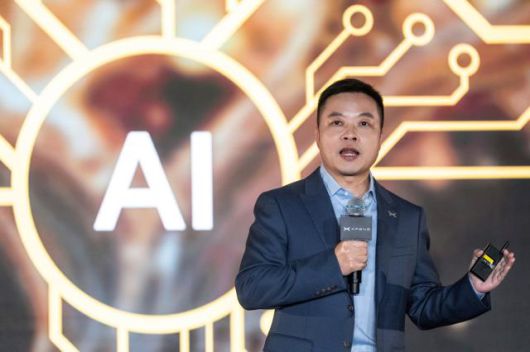 4월 15일 홍콩에서 열린 샤오펑 글로벌 발표회 현장. 허샤오펑 샤오펑 CEO가 연설하고 있다. [사진=AP연합뉴스]