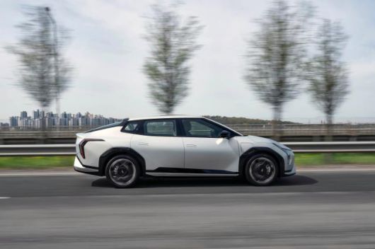 더 기아 EV4 주행사진