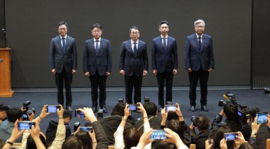 유영상 SK텔레콤 대표이사(가운데)를 비롯한 임원들이 25일 서울 중구 SKT타워에서 SK텔레콤 이용자 유심(USIM) 정보가 해커 공격으로 유출된 것과 관련해 사과하고 있다. (왼쪽부터) 이종훈 Infra전략본부장, 홍승태 고객가치혁신실장, 유영상 대표이사, 배병찬 MNO AT본부장, 윤재웅 마케팅전략본부장 [사진=유대길 기자]