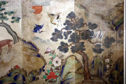 무릉장생도 8폭 병풍.  십장생과 길한 징조를 나타내는 동물과 꽃이 어우러진 이상적인 경치를 그렸다.