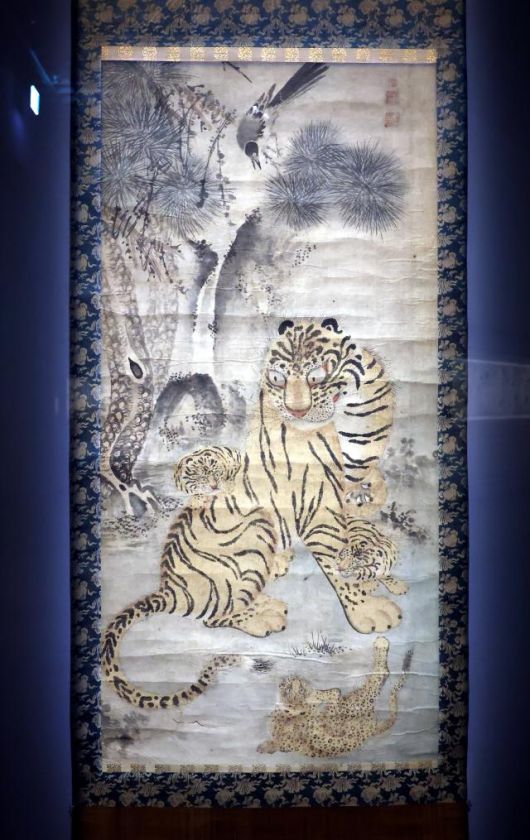 호작도. 사악한 기운을 쫓는 호랑이와 좋은 소식을 전하는 까치를 함께 그렸다.