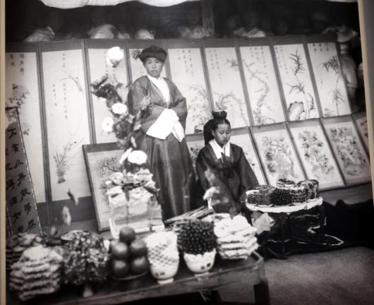 1911년 함경남도 북청의 결혼식 사진. 신부 뒤로 민화 병풍을 둘렀다.