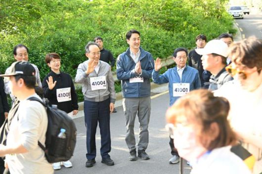 대구 달성군은 ‘2025 송해공원 달성 걷기대회’가 열려, 달성군 주요 내빈이 걷기대회 참가자에게 걷기를 응원했다. [사진=대구달성군]