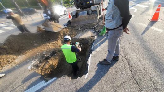 29일 화성특례시 관계자가 싱크홀 의심 구간의 도로지반 확인을 위해 굴착 작업을 하고 있다. [사진=화성시]