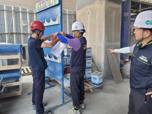 화성특례시 노동안전지킴이가 건설현장에서 안전점겅을 하고 있다. [사진=화성시]