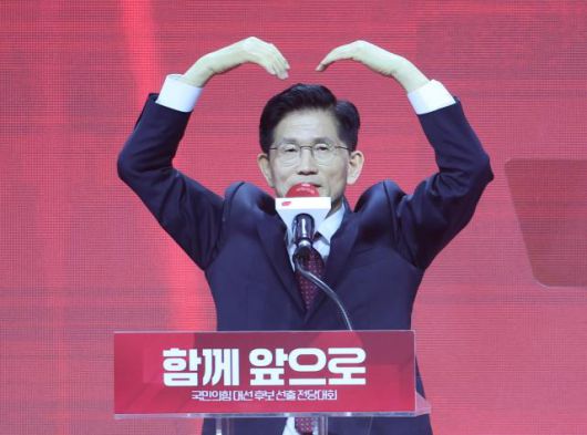 국민의힘 대선 후보로 선출된 김문수 후보가 3일 경기 고양시 킨텍스에서 열린 국민의힘 전당대회에서 후보 수락 연설 중 팔을 들어 하트를 그리고 있다. [사진=연합뉴스]