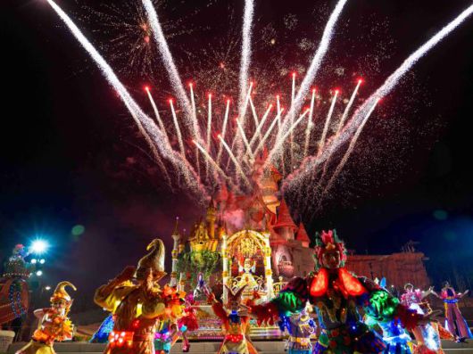 롯데월드 어드벤처 부산 불꽃놀이 with 나이트 퍼레이드 [사진=롯데월드]