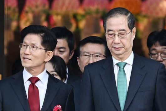 국민의힘 김문수 대선 후보(왼쪽)와 무소속 한덕수 대선 예비후보가 5일 서울 종로구 조계사에서 봉축법요식에 입장하고 있다. [사진=연합뉴스]