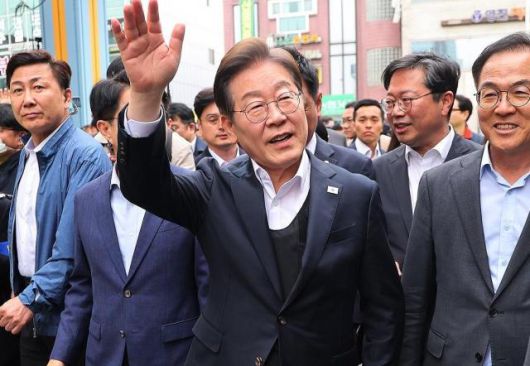 더불어민주당 이재명 대선 후보가 5일 경기도 양평군 양평물맑은시장에서 열린 '골목골목 경청투어'에서 시민들에게 인사하고 있다. [사진=연합뉴스]