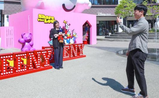 1일 오전 경기 김포시 현대프리미엄아울렛 김포점에 마련된 미키마우스와 친구들로 꾸며진 연출물 앞에서 고객들이 기념사진을 찍고 있다. 2025.5.1 [사진=현대백화점]