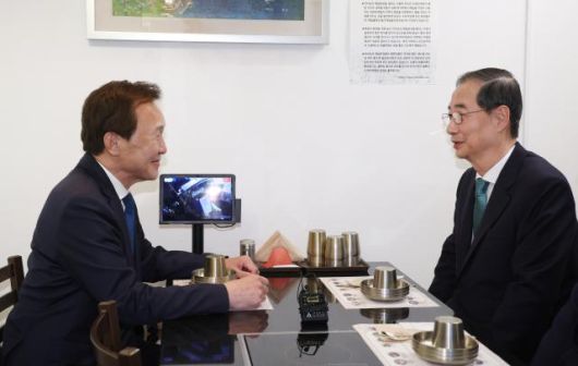 무소속 한덕수 대선 예비후보와 손학규 전 바른미래당 대표가 5일 서울 종로구 한 식당에서 만찬 회동을 하고 있다. [사진=공동취재단]