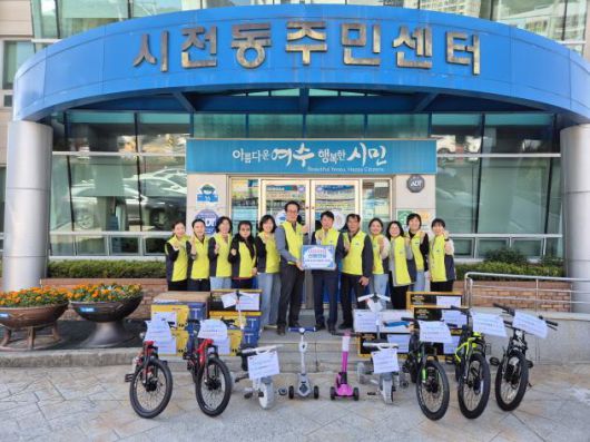 여수시 시전동 지역사회보장협의체는 어린이날을 맞아 관내 저소득가정 아동에게 250만 원 상당의 자전거·킥보드를 선물했다. [사진=여수시]