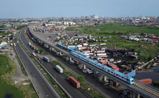 2024년 3월 4일 나이지리아 라고스 철도 블루 라인을 드론으로 담았다.  중국토목공정그룹(CCECC)이 2010년 7월 착공해 2022년 12월 완공한 라고스 철도 블루 라인 1단계 구간은 13㎞에 걸쳐 5개 역이 설치됐다. [사진=신화통신]