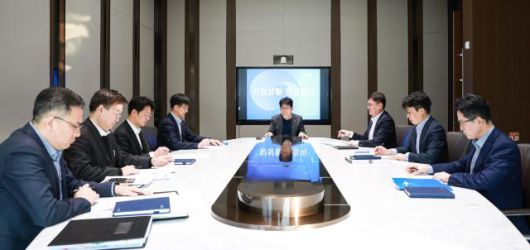 유상대 한국은행 부총재(가운데). [사진=한국은행]