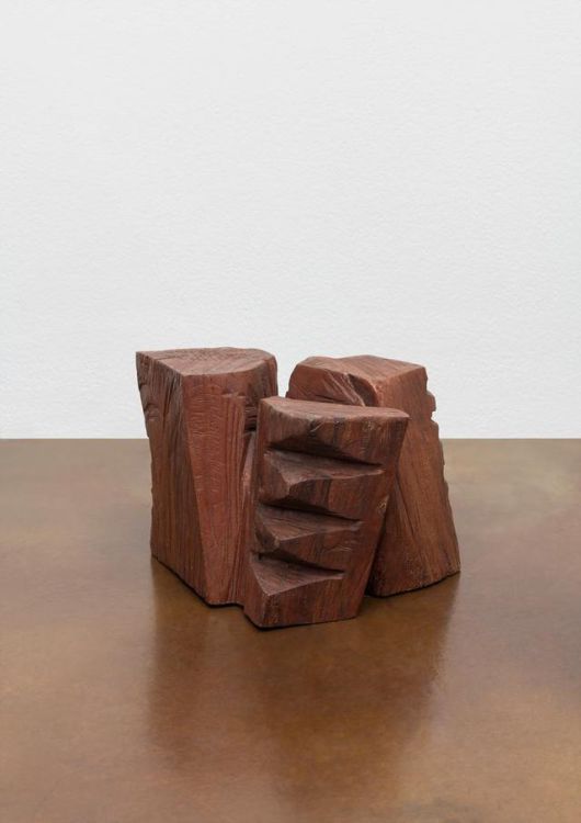 김윤신(b. 1935) 〈합이합일 분이분일(合二合一 分二分一) 2015-18〉 2015 Algarrobo wood 23 x 35 x 30 cm Courtesy of the artist and Kukje Gallery 사진: 안천호 이미지 제공: 국제갤러리
