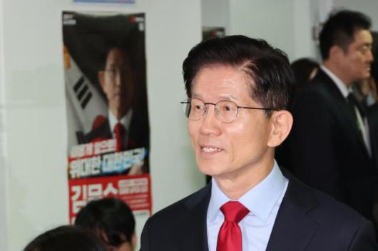 김문수 국민의힘 대선 후보가 10일 서울 여의도 캠프 사무실에서 사상 초유의 대선 후보 교체 강행에 대한 입장을 밝히기 위해 긴급 기자회견에 나서고 있다. [연합뉴스]