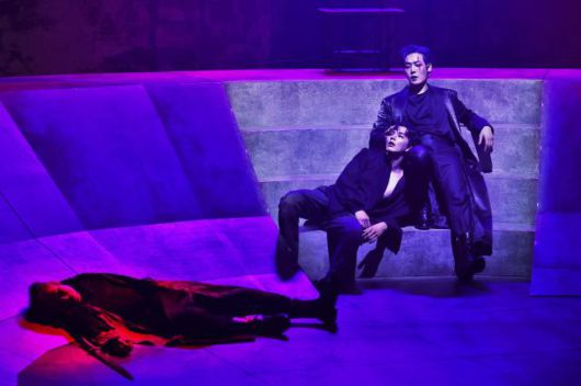 배우 유승호와 양지원이 13일 오후 서울 서강대학교 메리홀에서 열린 연극 '킬링시저' 프레스콜에서 주요 장면을 시연하고 있다. [사진=연합뉴스]