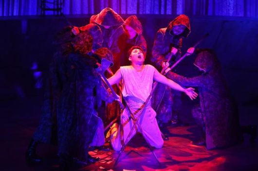 배우 손호준이 13일 오후 서울 서강대학교 메리홀에서 열린 연극 '킬링시저' 프레스콜에서 주요 장면을 시연하고 있다. [사진=연합뉴스]