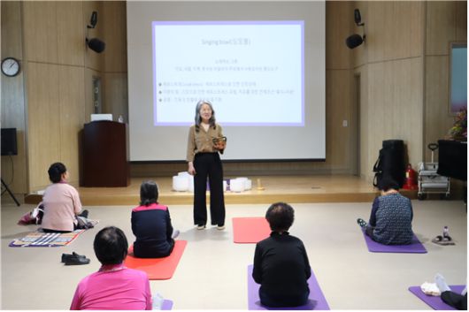 묵호 노인종합복지관에서 '싱잉볼 힐링 명상' 프로그램을 운영하고 있다. [사진=묵호 노인종합복지관]