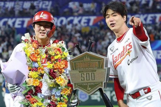 13일 인천 SSG랜더스필드에서 열린 프로야구 2025 신한 SOL 뱅크 KBO리그 NC 다이노스와 SSG 랜더스의 경기. KBO 리그 최초 통산 500홈런을 달성한 SSG 최정이 김광현과 함께 기념 조형물 앞에서 기념 촬영하고 있다. [사진=연합뉴스]