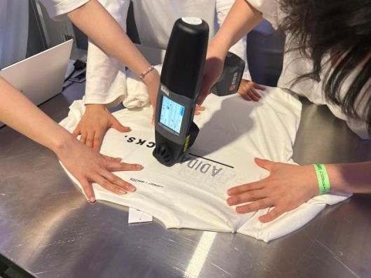 콜드 아카이브 존에서 티셔츠 커스터마이징하는 모습. [사진=푸마]