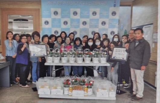 묵호노인종합복지관에서 고독사 예방사업 참여 어르신께 '카네이션 화분·롤케이크'을 전달하고 있다. [사진=묵호노인종합복지관]