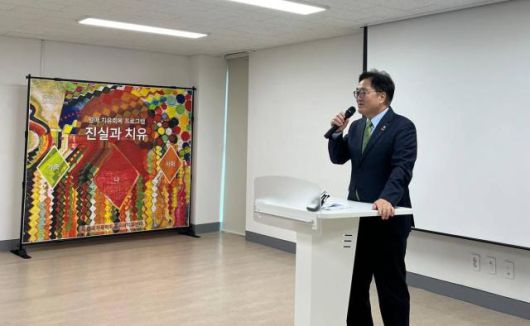 우원식 국회의장이 5·18민주화운동 45주년을 사흘 앞둔 16일 광주에서 열린 '5·18 성폭력 피해자 간담회'에서 촬영을 하고 있다. [사진=우원식 국회의장 사회관계망서비스]