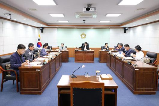동해시의회가 16일 제352회 임시회 기간 중 제3차 예산결산특별위원회를 개최하고 있다. [사진=동해시의회]
