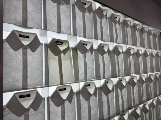 한국에서 첫 몰입형 팝업이 열린 만큼 '한지' 소재의 셔츠 오브제가 제작됐다. [사진=박자연 기자]