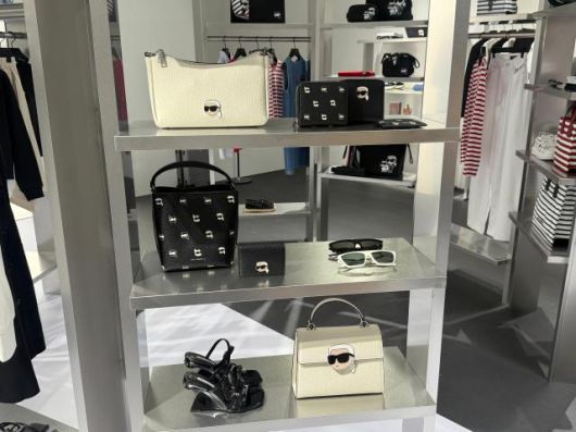 상품존에서는 2025 봄·여름(S/S) 시즌 전 제품을 국내 최초로 선보이며, 피팅과 구매가 가능하다. [사진=박자연 기자]