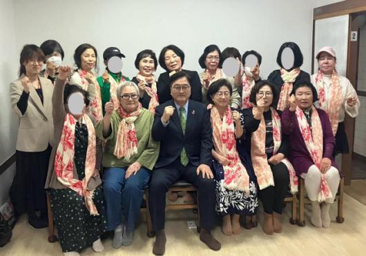 5·18 민주화운동 성폭력 피해자 모임인 '열매' 회원들이 16일 광주에서 열린 '5·18 성폭력 피해자 간담회'에서 우원식 국회의장을 만났다. [사진=독자 제공]