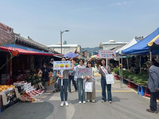 구례군은 제24회 식품안전의 날을 맞아 ‘식중독 예방 및 음식문화개선 홍보 캠페인’을 실시했다. [사진=구례군]