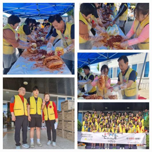 동해시 가족봉사단이 '사랑의 김치 나눔' 봉사를 하고 있다. [사진=이동원 기자]