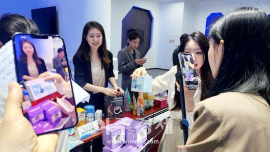 왕홍 라이브와 현장 미디어를 통해 중국 소비자들과 즉시 소통하며 우리 기업 제품을 소개했다.[사진=아주글로벌교류협회]