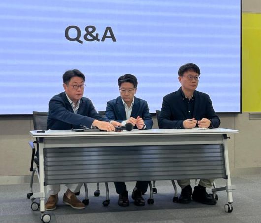 홍승태 SKT 고객가치혁신실장(왼쪽부터), 임봉호 SKT MNO 사업부장, 류정환 SKT 네트워크인프라센터장이 18일 서울 중구 삼화타워에서 SKT 유심 해킹 사건과 관련한 일일브리핑을 진행하고 있다. [사진=나선혜기자]