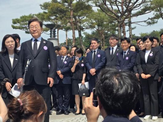 이재명 더불어민주당 대선 후보가 18일 5.18 민주묘지 추모식이 끝나고 기자들과 만나 백브리핑을 하고 있다. [사진=신진영 기자]