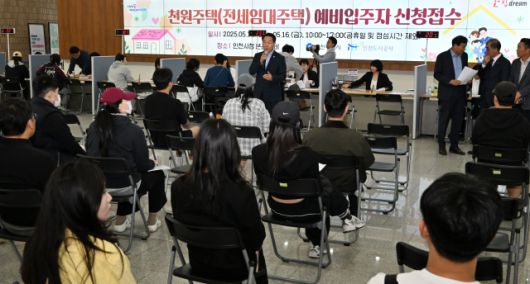 유정복 인천광역시장이 5월 12일 시청 중앙홀에서 열린 '천원주택(전세임대주택)' 예비입주자 신청접수장에서 인사말을 하고 있다. [사진=인천시]