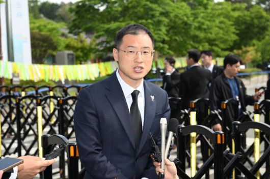 김상욱 무소속 국회의원이 18일 광주 북구 운정동 국립 5·18 민주묘지 민주의문 앞에서 더불어민주당 입당 기자회견을 하고 있다. [사진=연합뉴스]